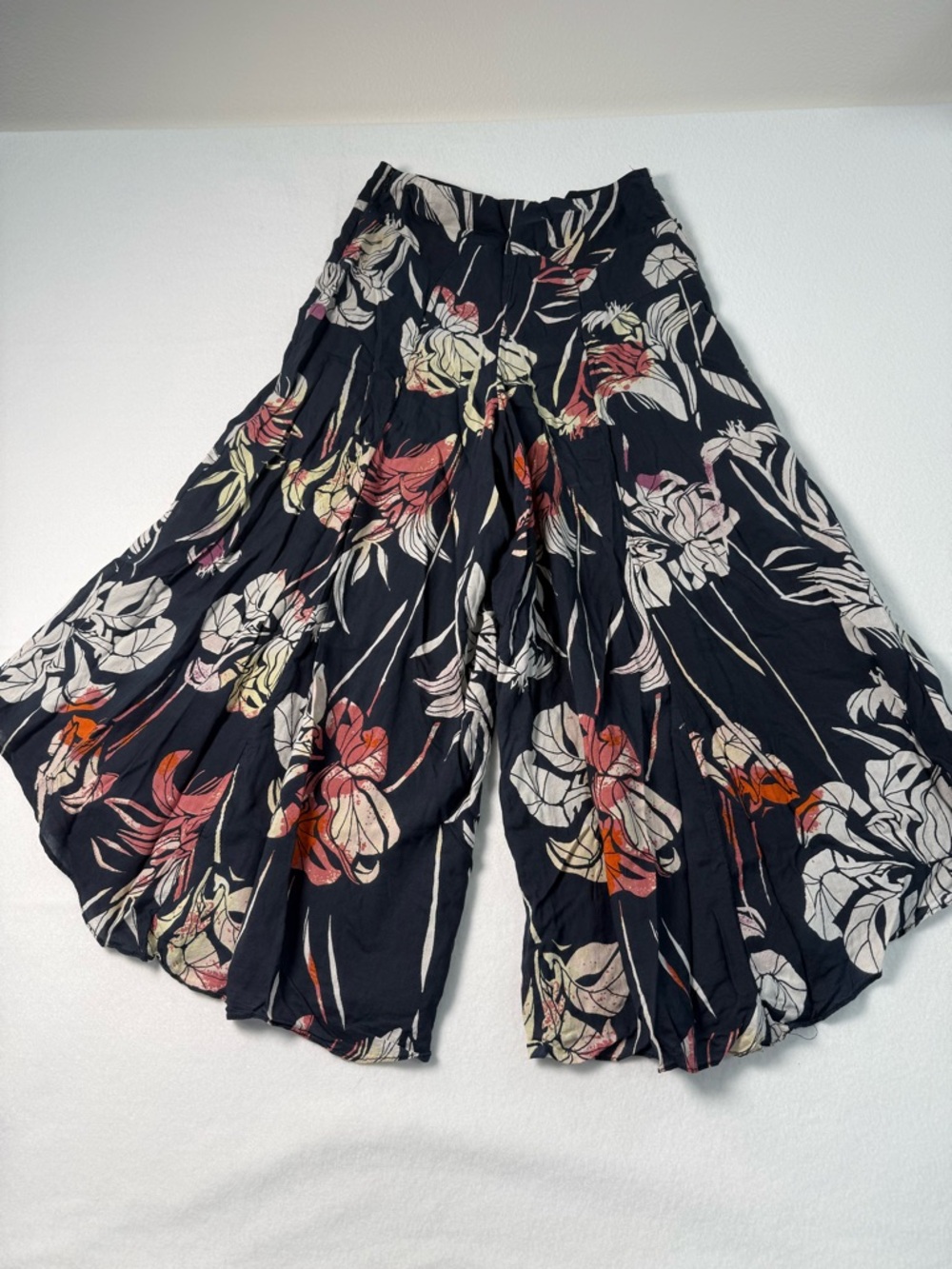 Free People Navy Floral Wide-Leg Cropped Palazzo Pants with Pink & White Blooms - Picture 2 of 6